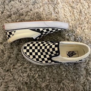 Men’s US size 8. Checkered low vans